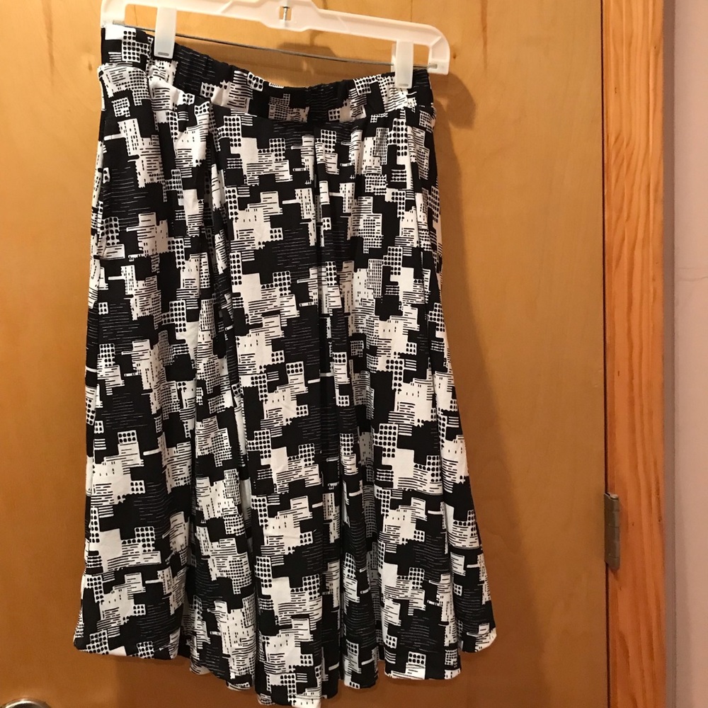 LuLaRoe Madison skirt, has pockets!